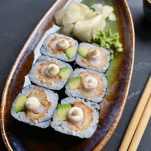 Маки c хрустящей креветкой и авокадо Маки c хрустящей креветкой и авокадо