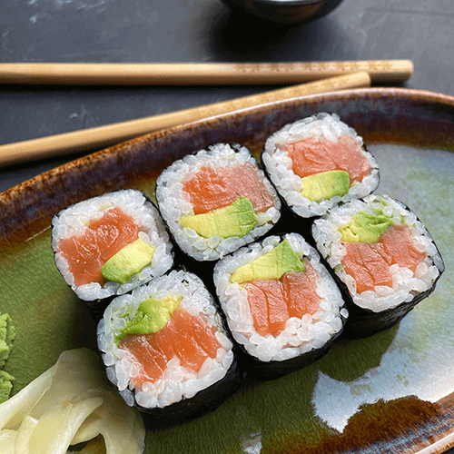 Маки с семгой и авокадо Маки с семгой и авокадо